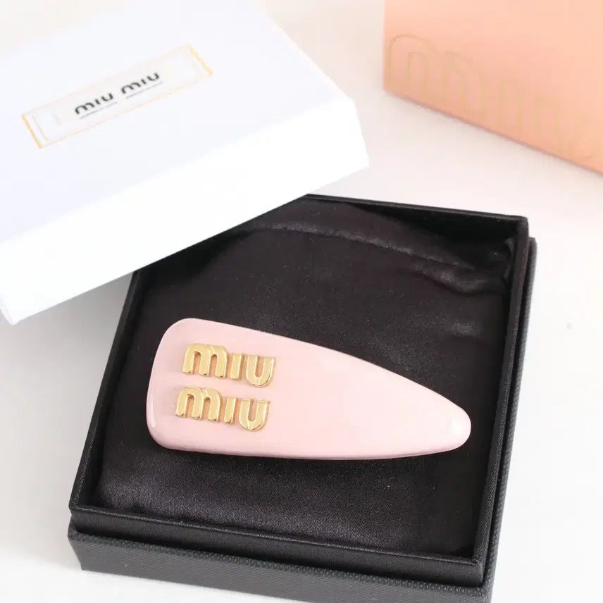 [BUNJANG] Miu Miu Pink Gold Logo Hairpin / 미우미우의 핑크색 헤어핀