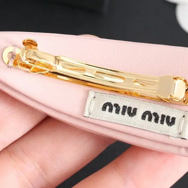[BUNJANG] Miu Miu Pink Gold Logo Hairpin / 미우미우의 핑크색 헤어핀