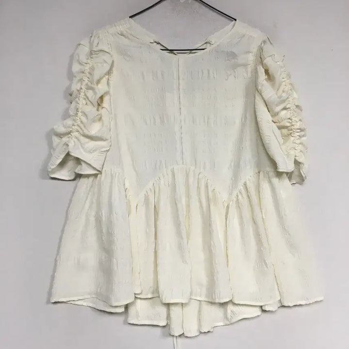 [BUNJANG] Ozweego Embo Smoking Blouse / 오즈세컨 엠보 스모킹 블라우스