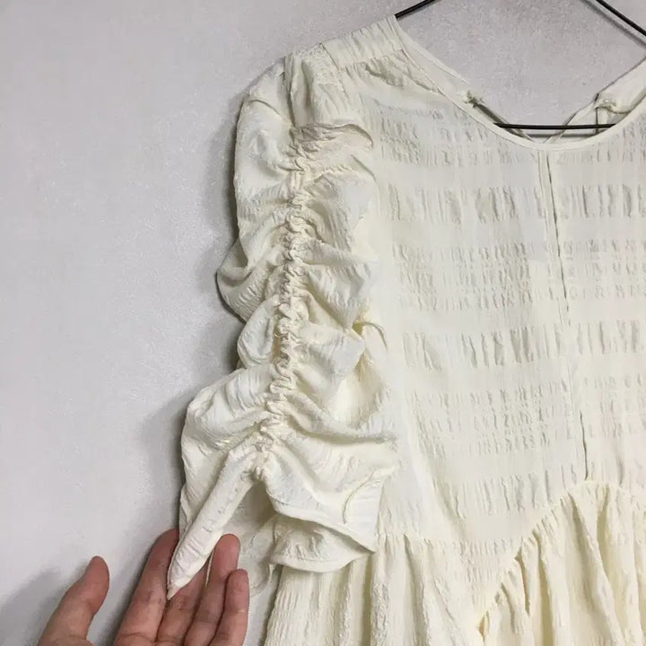 [BUNJANG] Ozweego Embo Smoking Blouse / 오즈세컨 엠보 스모킹 블라우스
