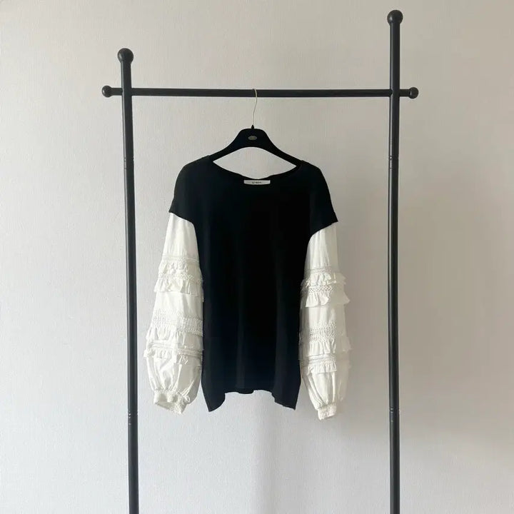 [BUNJANG] WANI Black Frill Lace Sleeve Knit / sj와니 블랙 프릴 레이스 소매 니트