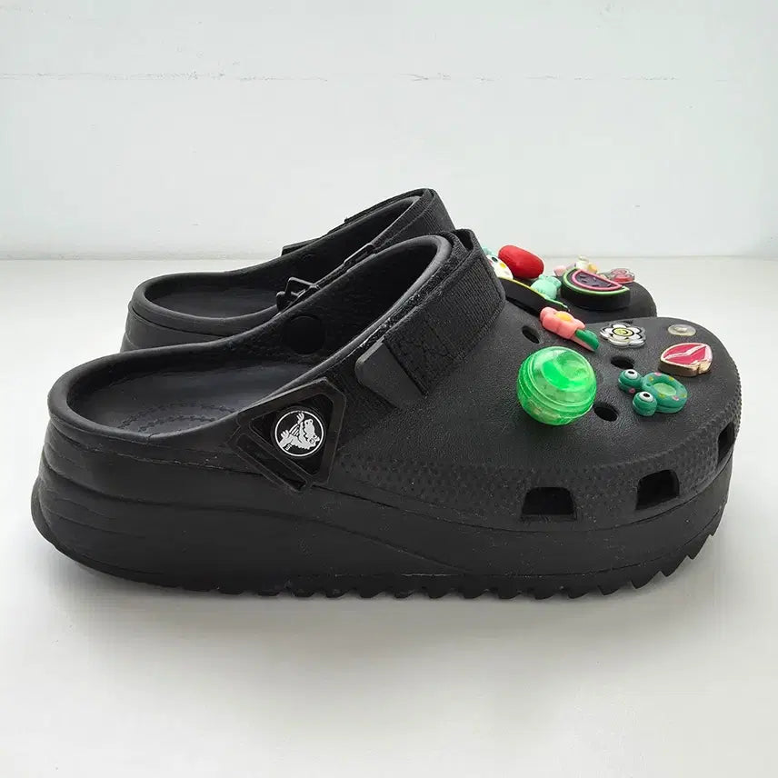 [BUNJANG] Crocs Platform Clogs (240) with Jibbitz / [240]크록스 플랫폼 클로그 (지비츠포함)