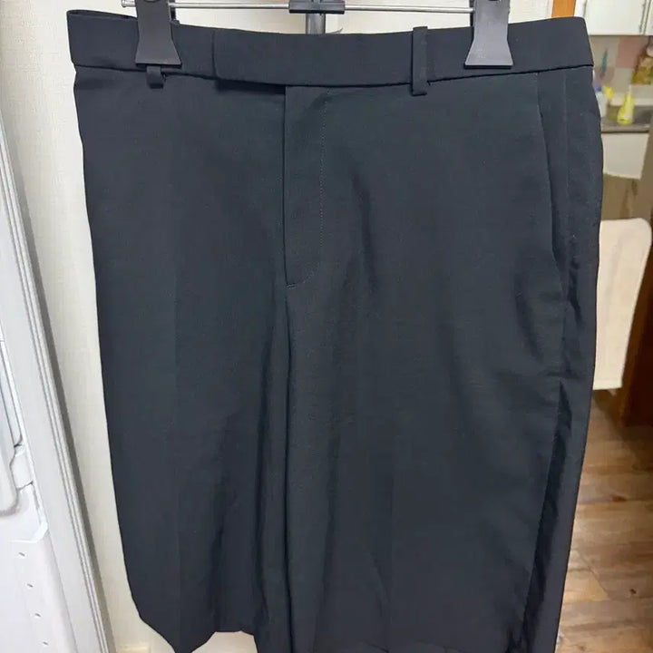 [BUNJANG] Uniqlo U by G.V.G.V. Black Shorts / 유니클로 U by G.V.G.V. 블랙 반바지