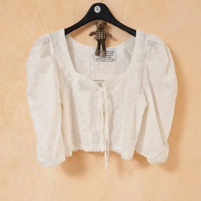 [BUNJANG] Lovely White Embroidery Punch Puff Blouse / 러블리 화이트 자수 펀칭 퍼프 블라우스