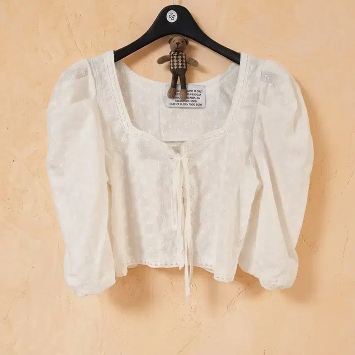 [BUNJANG] Lovely White Embroidery Punch Puff Blouse / 러블리 화이트 자수 펀칭 퍼프 블라우스