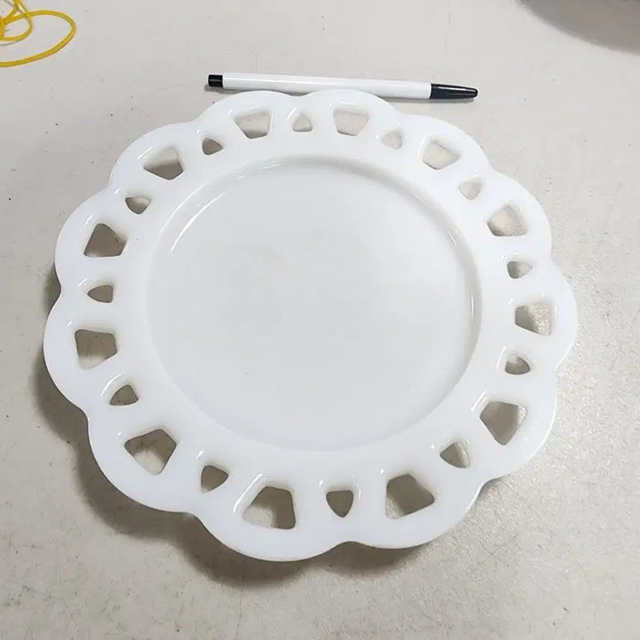 [BUNJANG] USA Cut-Out Milk Glass Plate / USA 투각 
