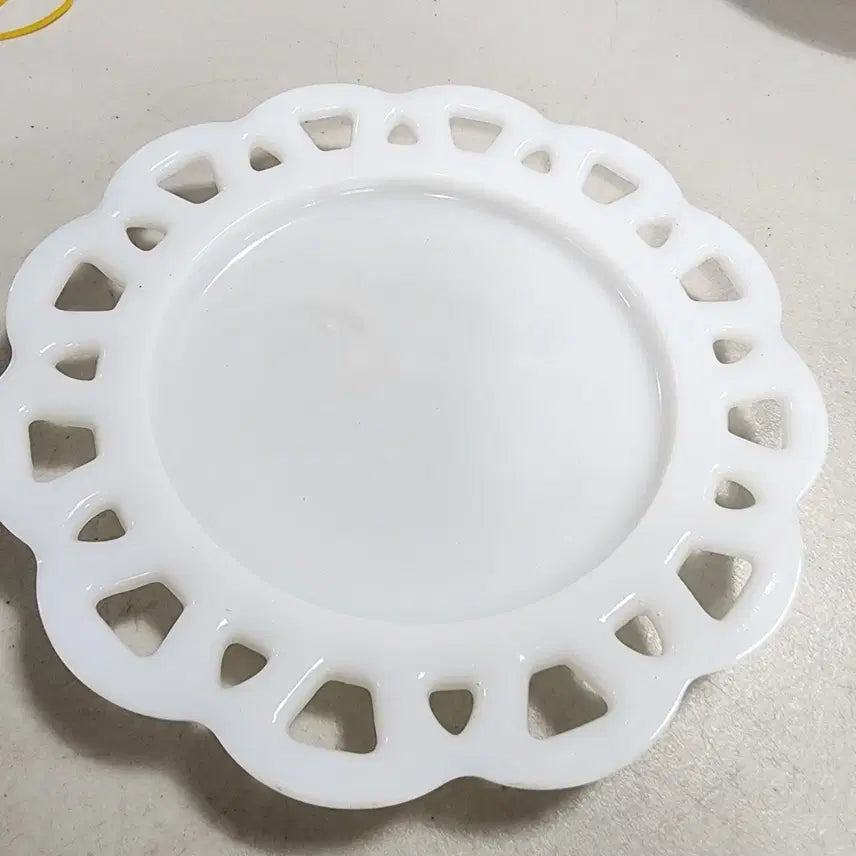 [BUNJANG] USA Cut-Out Milk Glass Plate / USA 투각 