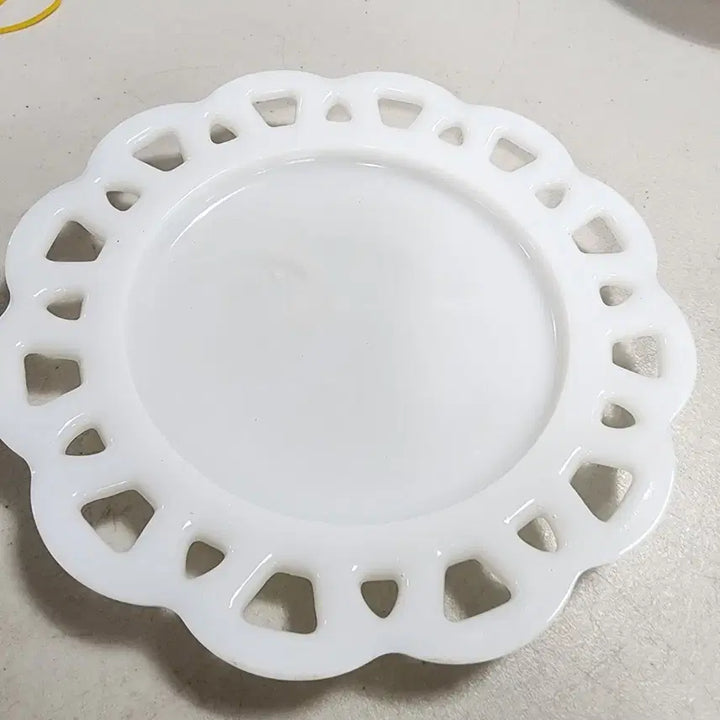 [BUNJANG] USA Cut-Out Milk Glass Plate / USA 투각 