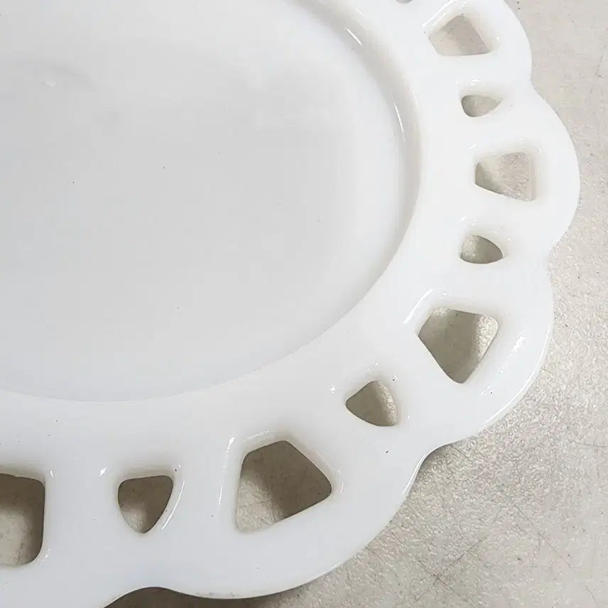 [BUNJANG] USA Cut-Out Milk Glass Plate / USA 투각 