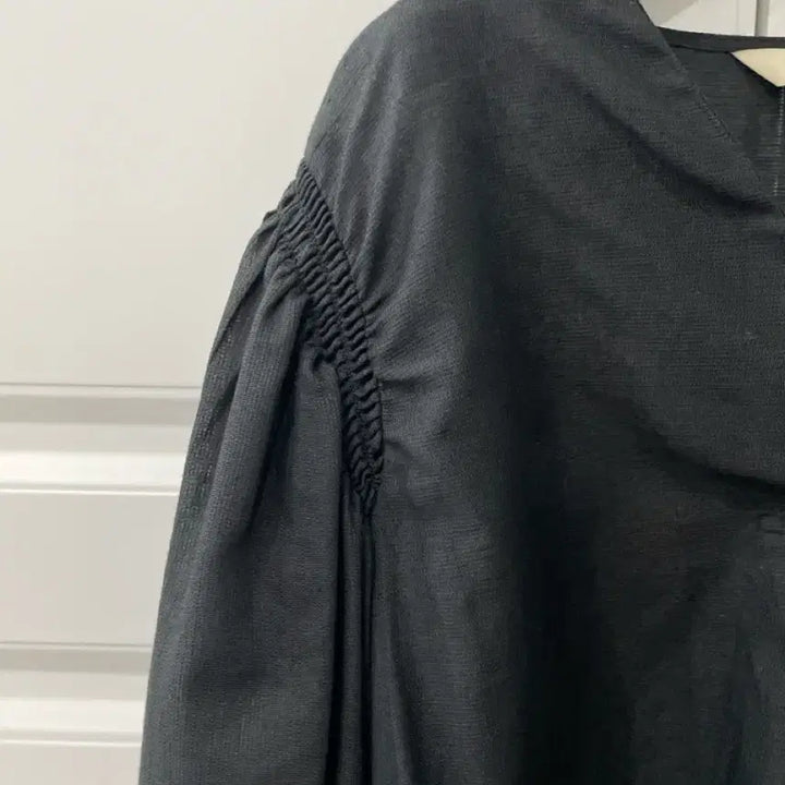 [BUNJANG] Kinder Salmon Essential Balloon Blouse (Black) / 킨더살몬 에센셜 벌룬 블라우스