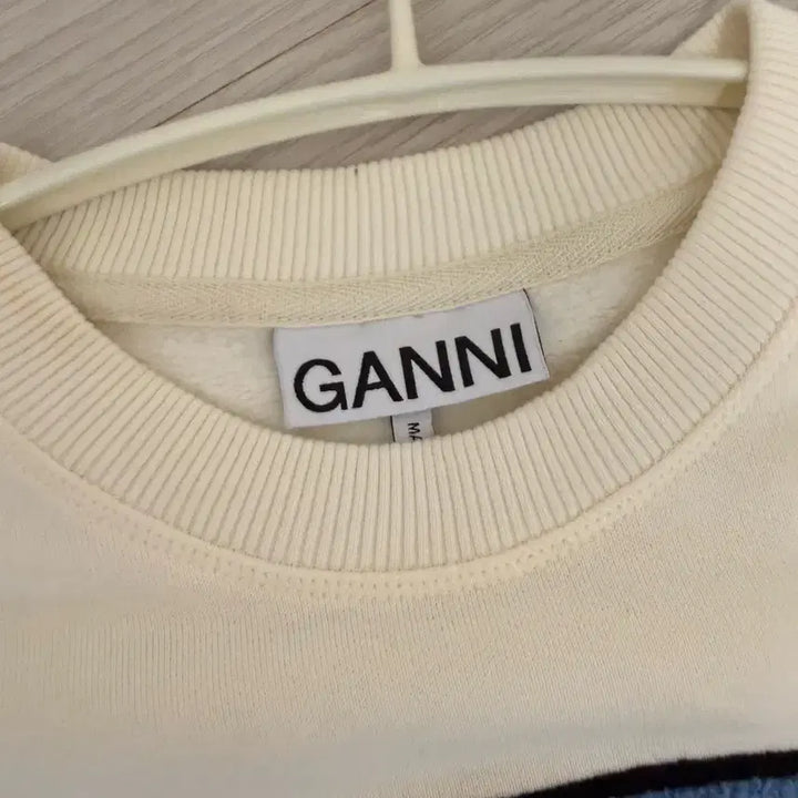 [BUNJANG] GANNI Embroidered Logo Sweatshirt Ivory / 가니 GANNI 로고 자수 맨투맨 아이보리