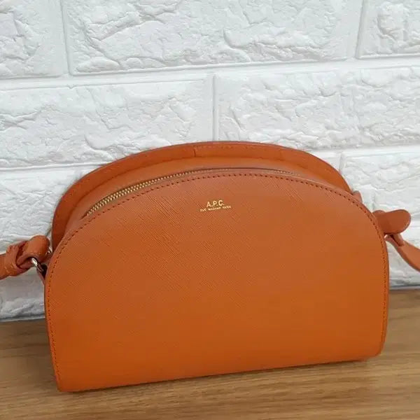 [BUNJANG] A.P.C. Demi-Lune Saffiano Leather Crossbody Bag / 아페쎄(A.P.C.) 데미룬 크로스백