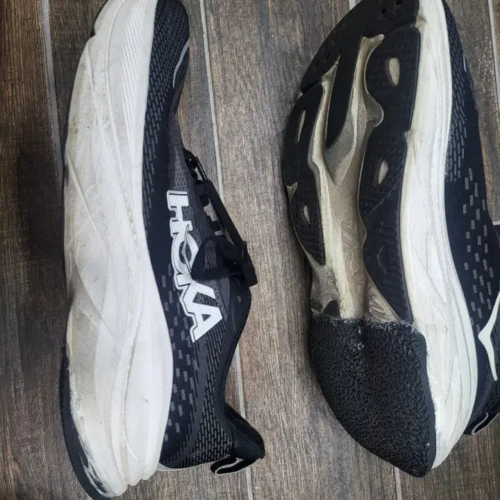 [BUNJANG] Hoka Black/White Sneakers Size 280 / 호카 블랙/화이트 운동화280