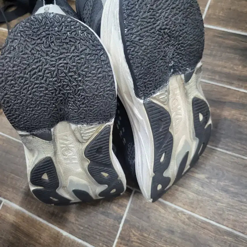 [BUNJANG] Hoka Black/White Sneakers Size 280 / 호카 블랙/화이트 운동화280
