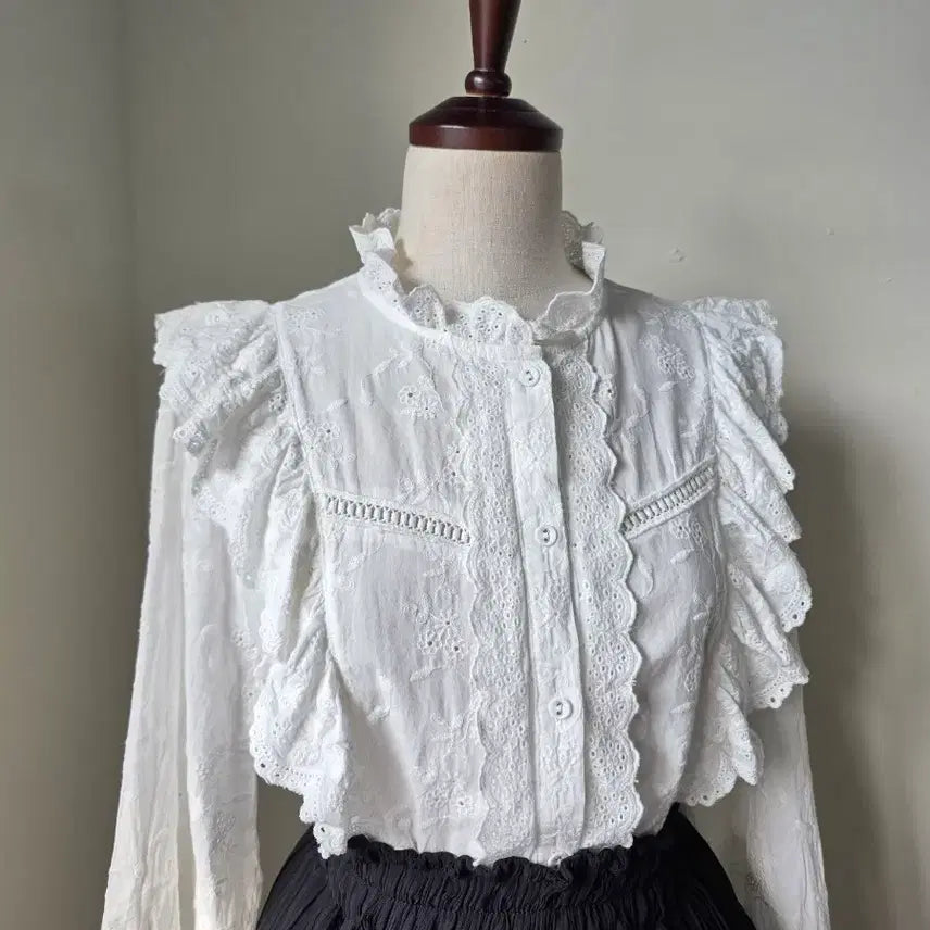 [BUNJANG] White Lace Punching Frill Eyelet Blouse / 화이트 레이스 펀칭 프릴 아일렛 블라우스
