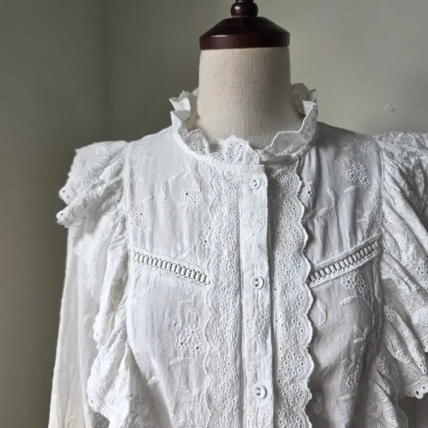 [BUNJANG] White Lace Punching Frill Eyelet Blouse / 화이트 레이스 펀칭 프릴 아일렛 블라우스