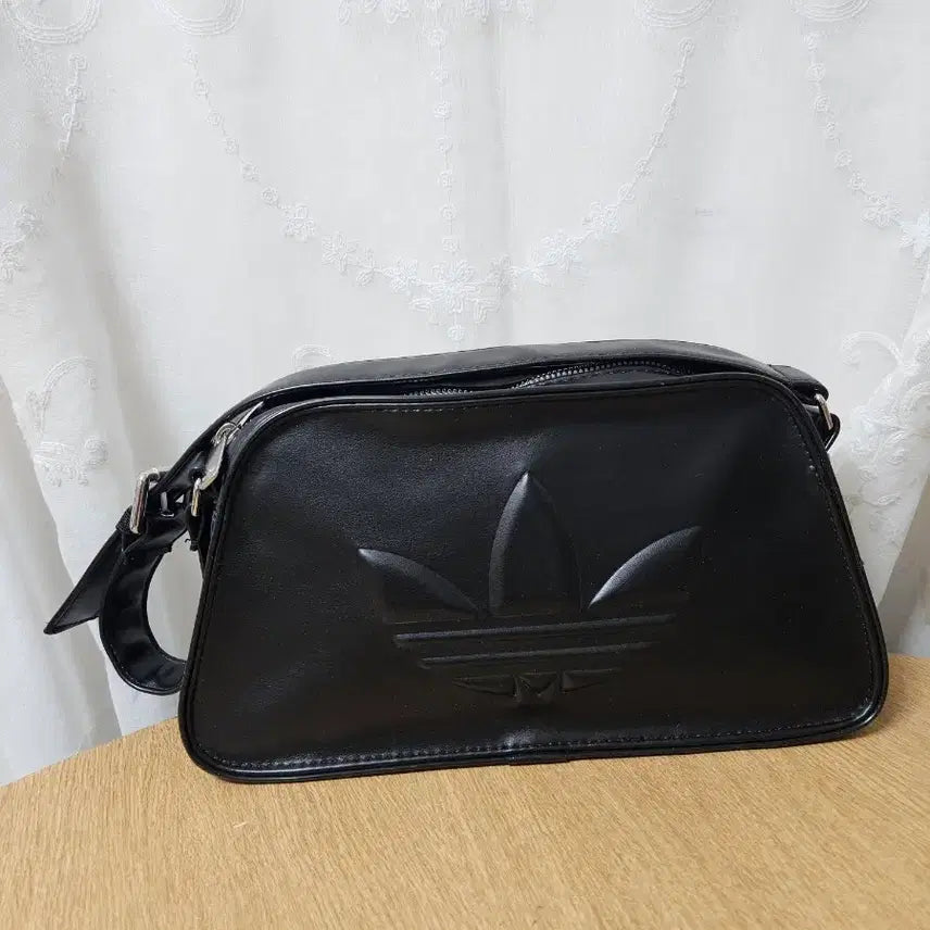 [BUNJANG] Adidas Trefoil Shoulder Bag / 아디다스 트레포일 숄더백