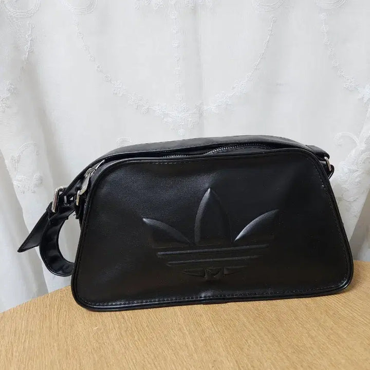 [BUNJANG] Adidas Trefoil Shoulder Bag / 아디다스 트레포일 숄더백