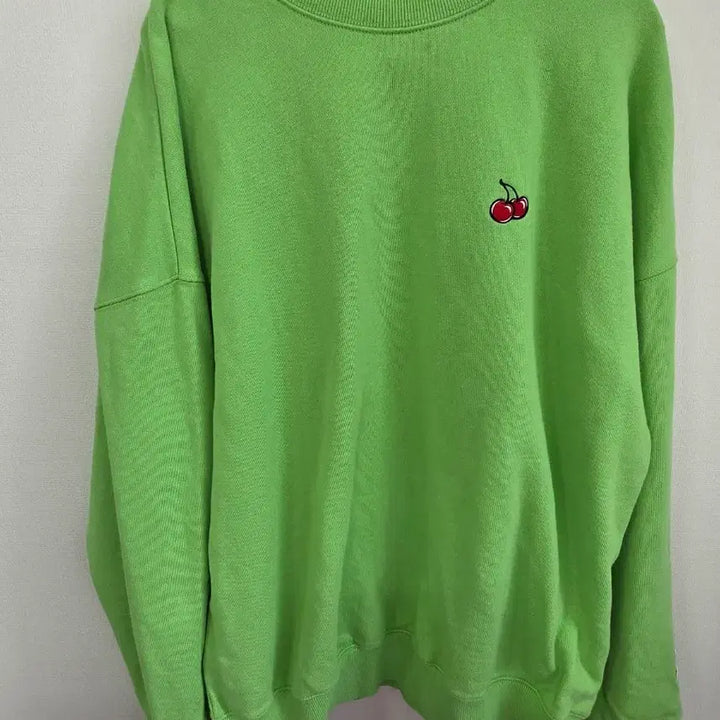 [BUNJANG] Cherry Embroidered Green Sweatshirt / 체리 자수 포인트 그린 맨투맨