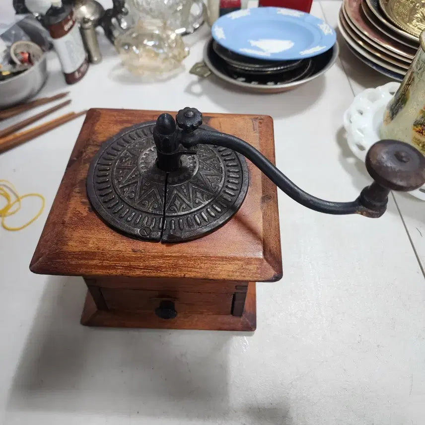 [BUNJANG] Antique European Coffee Grinder / 유럽에서온 옛날 