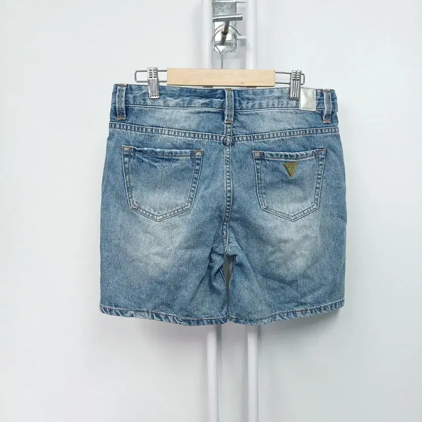 [BUNJANG] Guess Gold Button Denim Shorts 27 / 게스 청 반바지 금장 단추 27