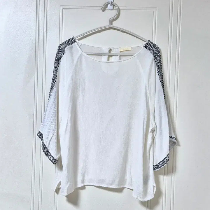 [BUNJANG] Earth Music &amp; Ecology Embroidered Detail Drop Shoulder Blouse / 어스뮤직앤이콜로지 자수 포인트 블라우스