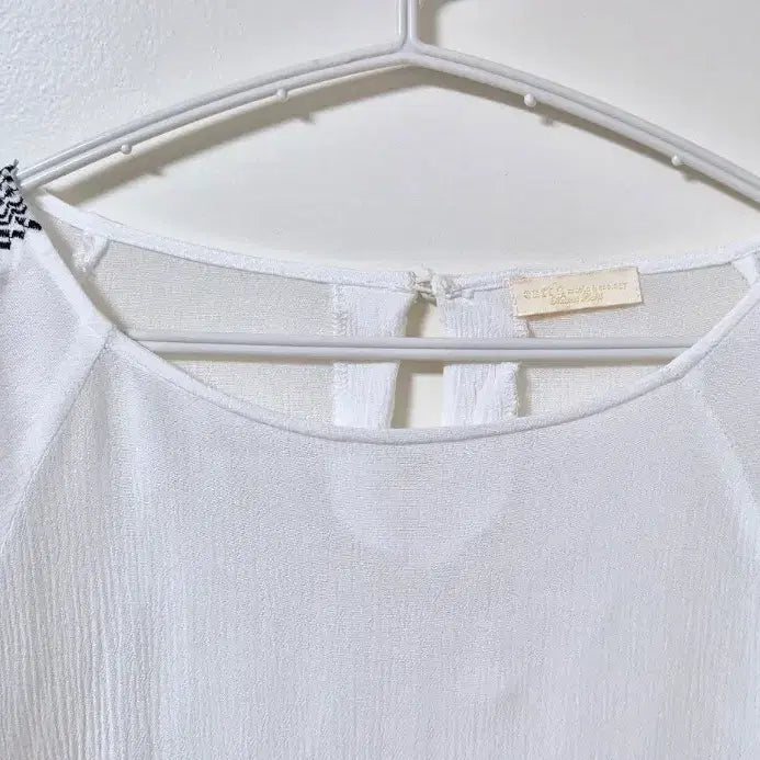 [BUNJANG] Earth Music &amp; Ecology Embroidered Detail Drop Shoulder Blouse / 어스뮤직앤이콜로지 자수 포인트 블라우스