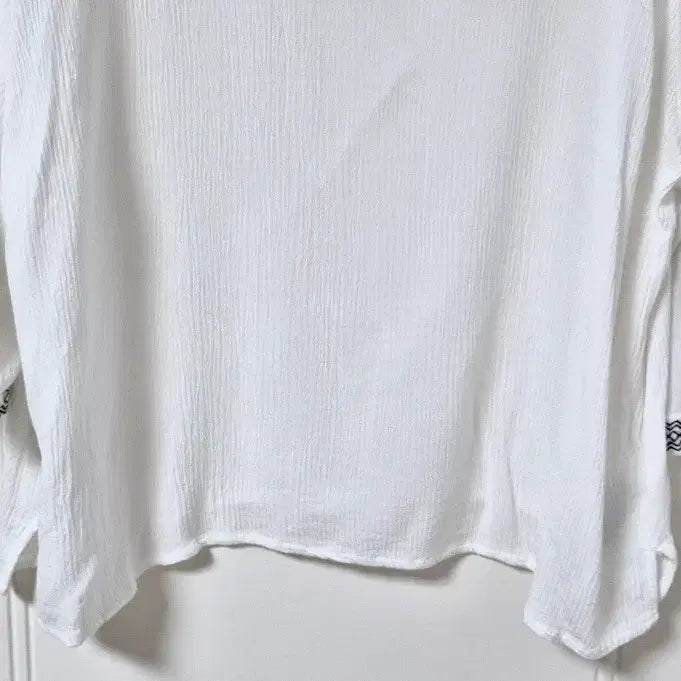 [BUNJANG] Earth Music &amp; Ecology Embroidered Detail Drop Shoulder Blouse / 어스뮤직앤이콜로지 자수 포인트 블라우스