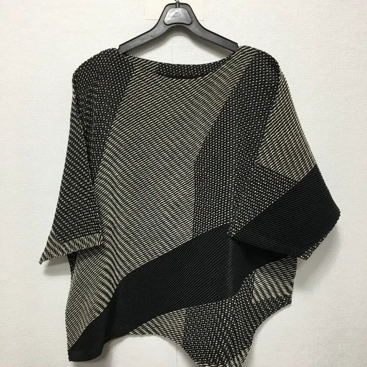 [SOLD OUT] 백화점정품 이세이미야케 플리츠 탑 블라우스 반팔