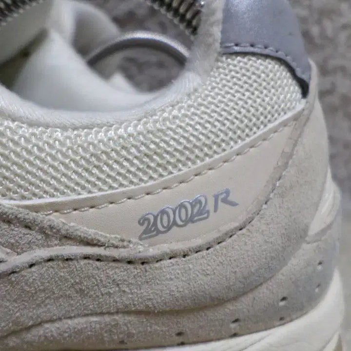 [BUNJANG] New Balance 2002R Sneakers (Used) / 후루룩구제2 240 뉴발란스2002R 운동화 중고 신발 260511