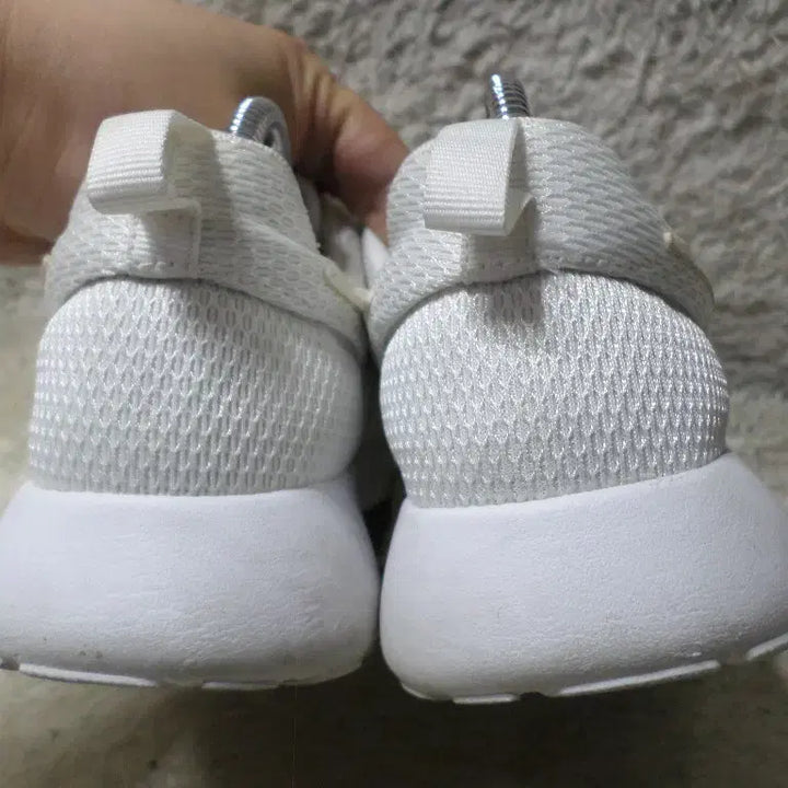 [BUNJANG] Nike Roshe Run White Sneakers / 후루룩구제2 240 나이키 로쉐런 화이트 운동화 스니커즈260511