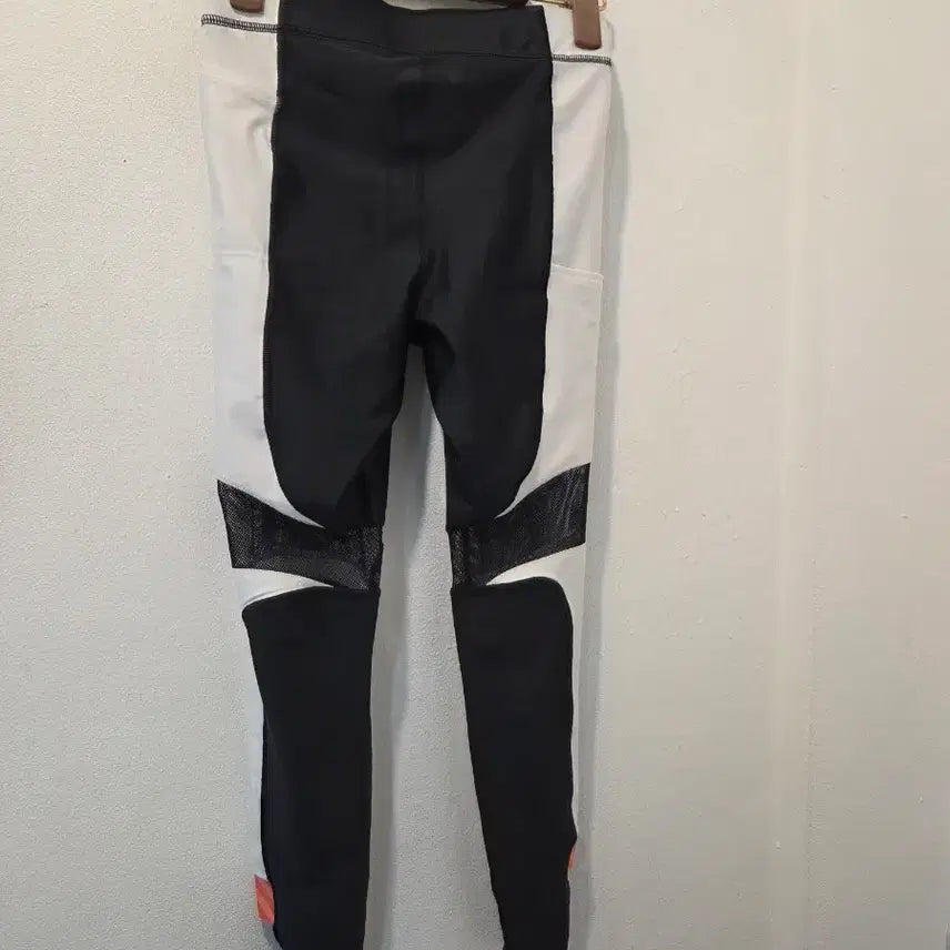 [BUNJANG] Nike Black/White Mesh Detail Leggings / 나이키 블랙/화이트 레깅스