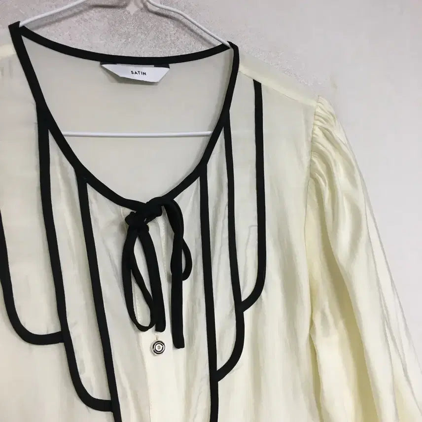 [BUNJANG] Satin Tencel Ribbon Blouse / SATIN 샤틴 텐셀 리본 블라우스 66