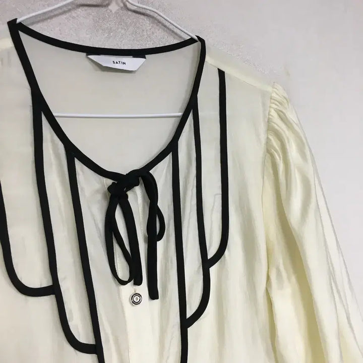[BUNJANG] Satin Tencel Ribbon Blouse / SATIN 샤틴 텐셀 리본 블라우스 66