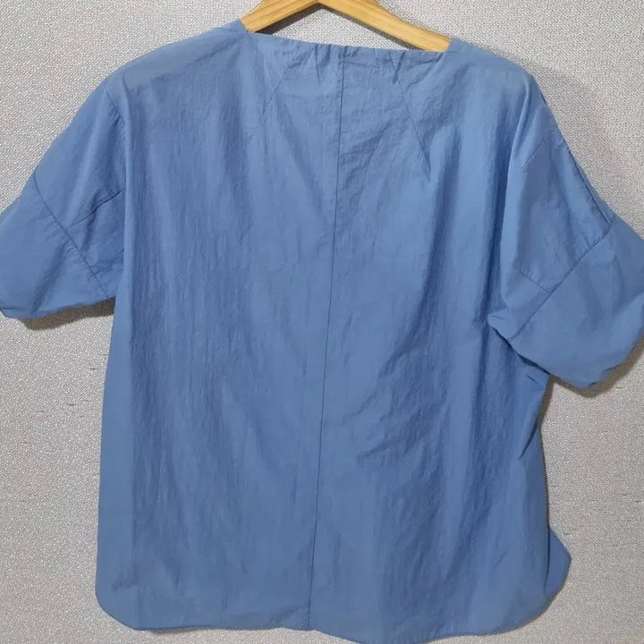 [BUNJANG] The Izzat Sky Blue Short Sleeve Blouse / M (66) 더아이잗 하늘색 스카이블루 반팔 블라우스