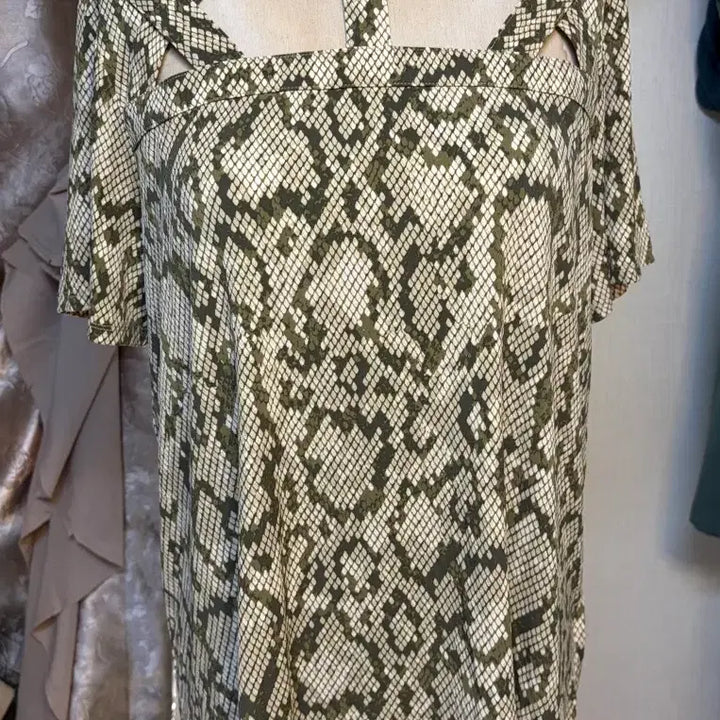 [BUNJANG] Cut-out Short-Sleeve T-Shirt (M, Snakeskin Print, Cooling Fabric) / 냉감 뱀피무늬 컷아웃 반팔 티셔츠 M