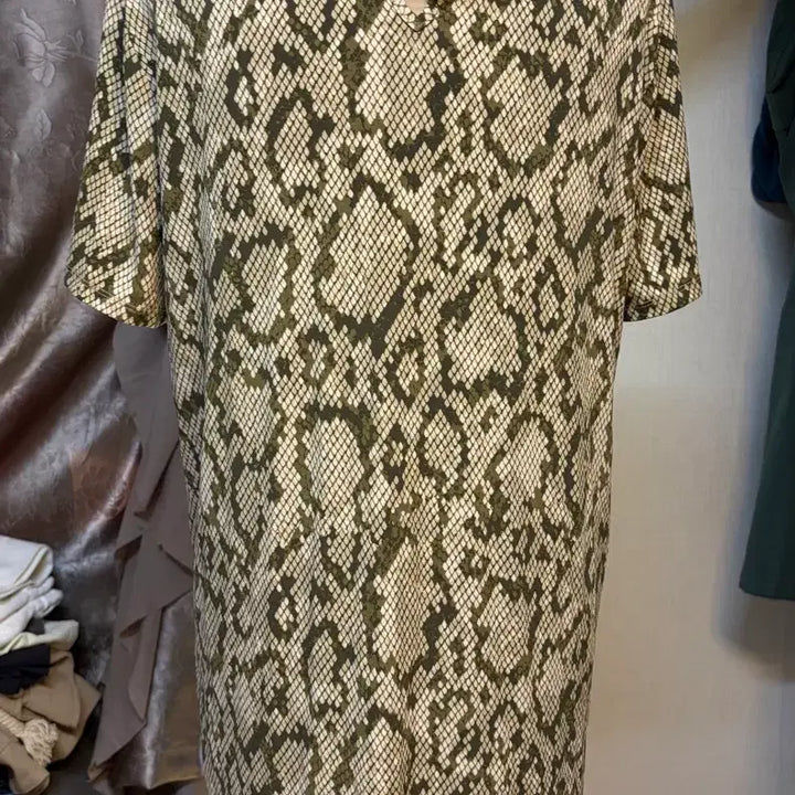 [BUNJANG] Cut-out Short-Sleeve T-Shirt (M, Snakeskin Print, Cooling Fabric) / 냉감 뱀피무늬 컷아웃 반팔 티셔츠 M