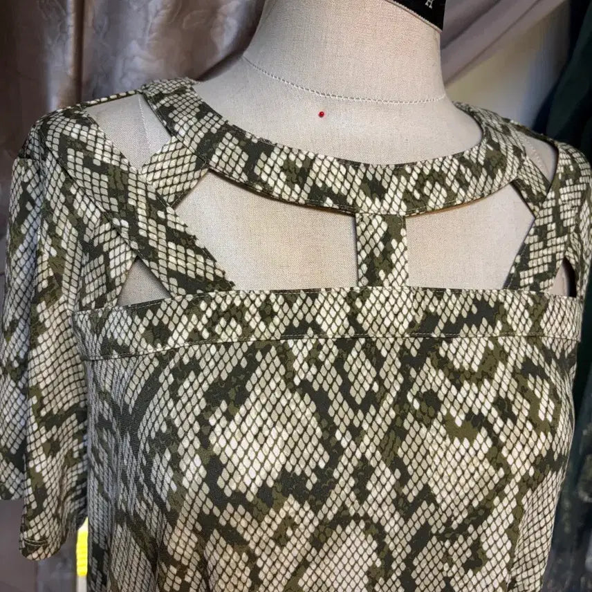 [BUNJANG] Cut-out Short-Sleeve T-Shirt (M, Snakeskin Print, Cooling Fabric) / 냉감 뱀피무늬 컷아웃 반팔 티셔츠 M
