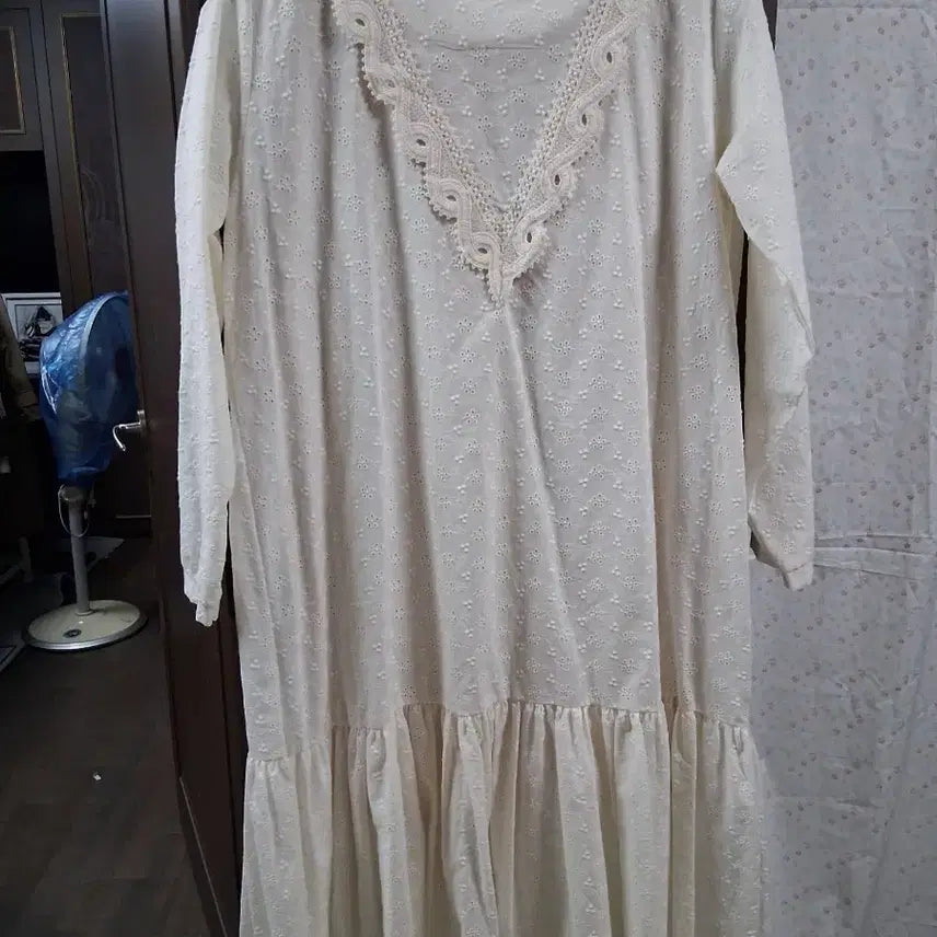 [BUNJANG] Ivory Lace Punching Long Dress (L) / 아이보리 레이스 펀칭 롱 원피스(L)