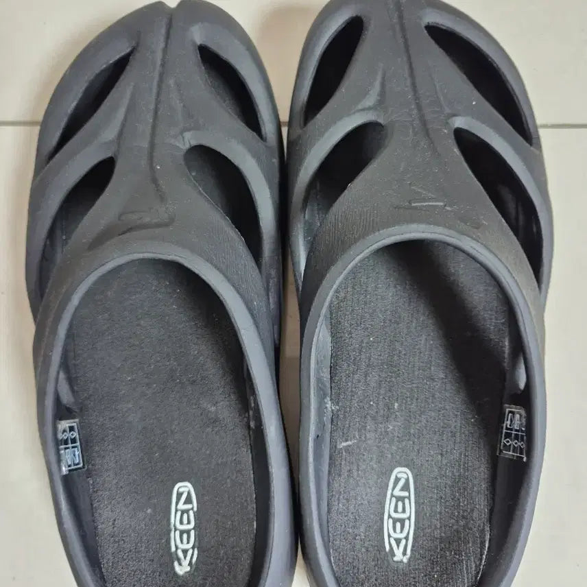 [BUNJANG] Kinn Shanti Black 260 Sneakers / 킨 샨티 260