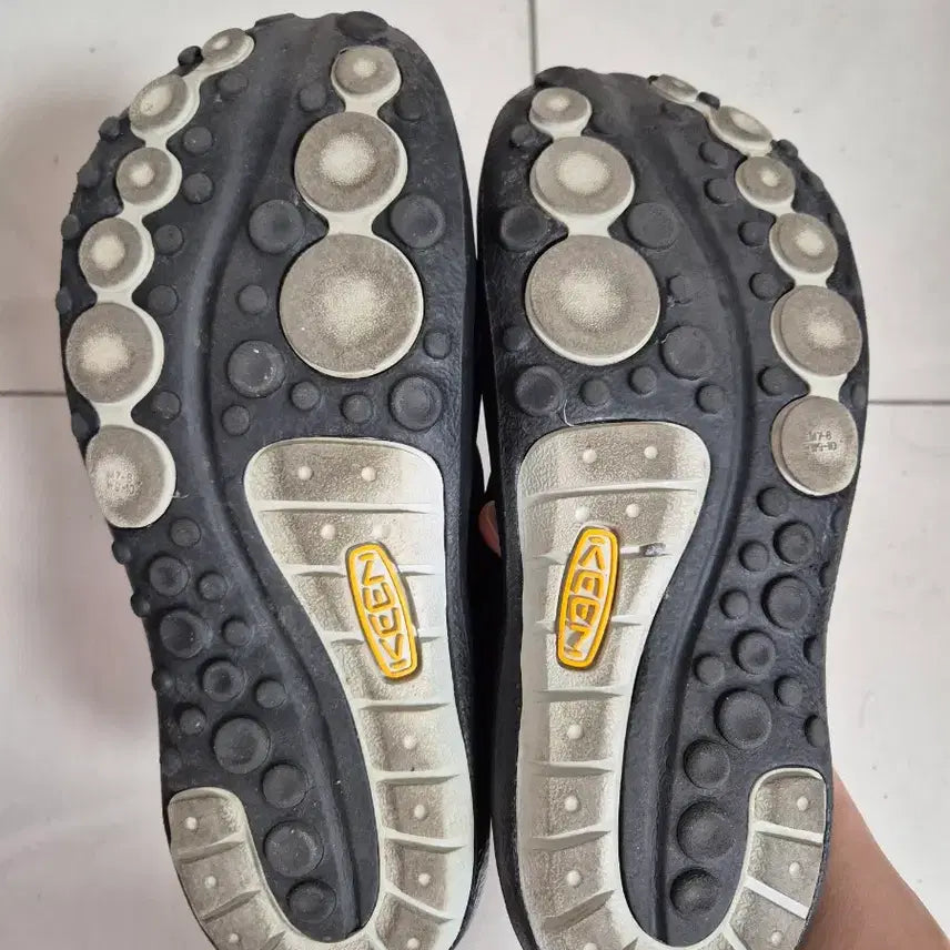 [BUNJANG] Kinn Shanti Black 260 Sneakers / 킨 샨티 260