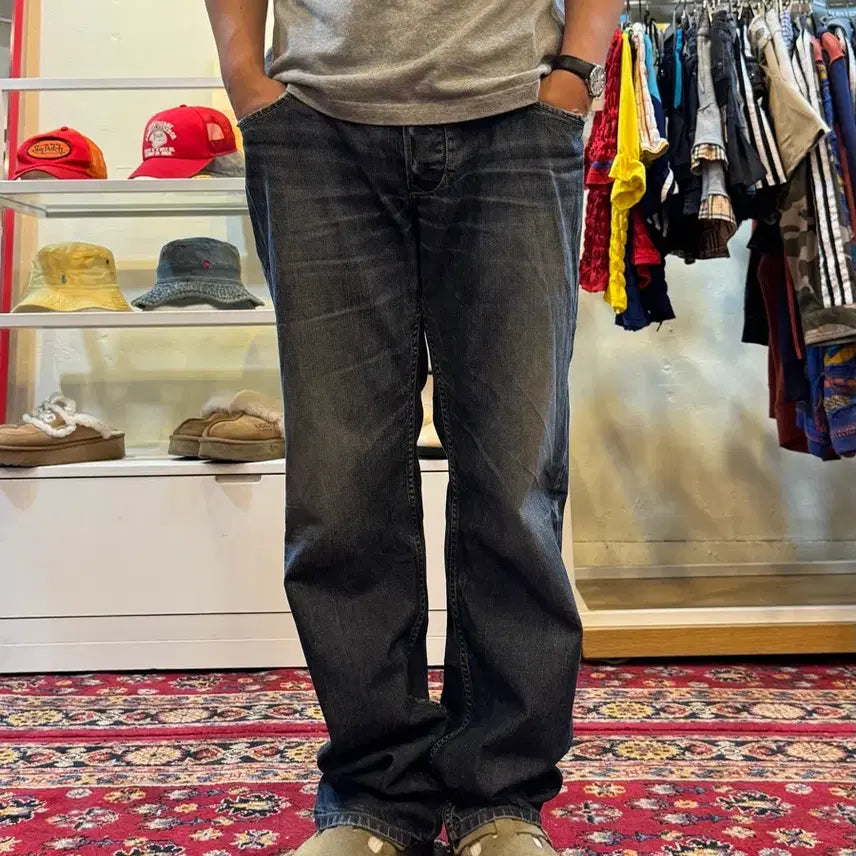 [BUNJANG] Diesel Larkee Regular Straight Denim Pants 36in / 디젤 라키(LARKEE) 레귤러 스트레이트 데님 팬츠 36in