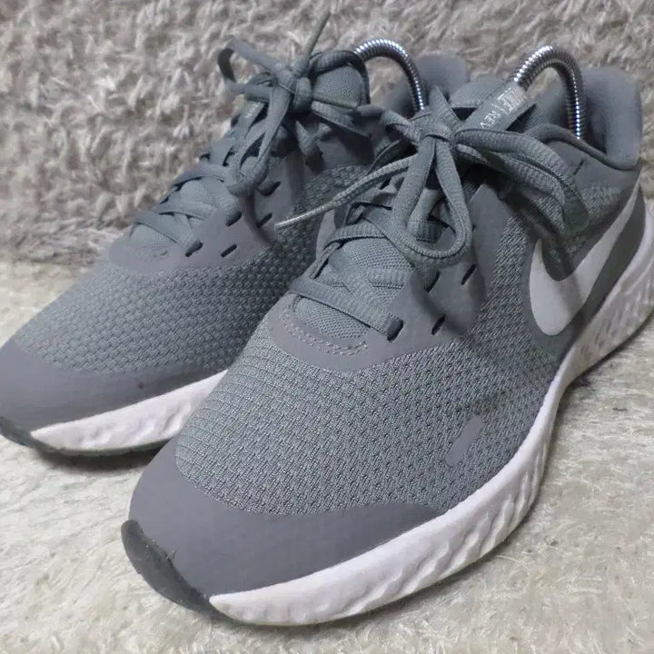 [BUNJANG] Nike Revolution 5 Gray Sneakers / 후루룩구제2 235 나이키 레볼루션5 그레이 운동화 260511