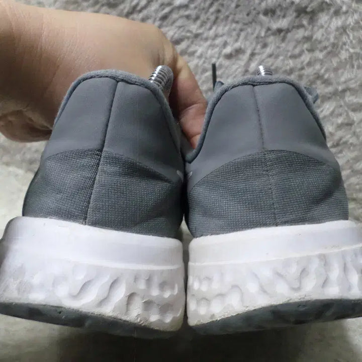 [BUNJANG] Nike Revolution 5 Gray Sneakers / 후루룩구제2 235 나이키 레볼루션5 그레이 운동화 260511
