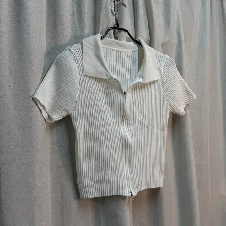 [BUNJANG] White Ribbed Cropped Half-Sleeve Collar Zip-Up Knit / [Free] 화이트 골지 크롭 반팔 카라 집업 니트