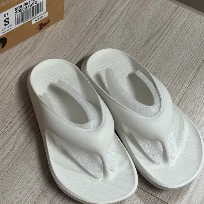 [BUNJANG] New Balance Flip-Flops Sandals White Size 225-230 / 뉴발 쪼리