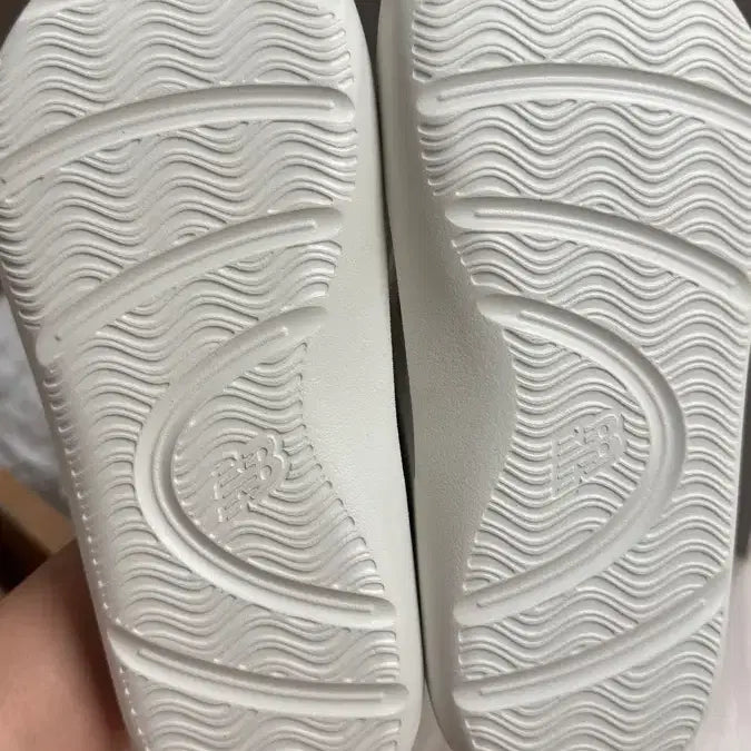 [BUNJANG] New Balance Flip-Flops Sandals White Size 225-230 / 뉴발 쪼리