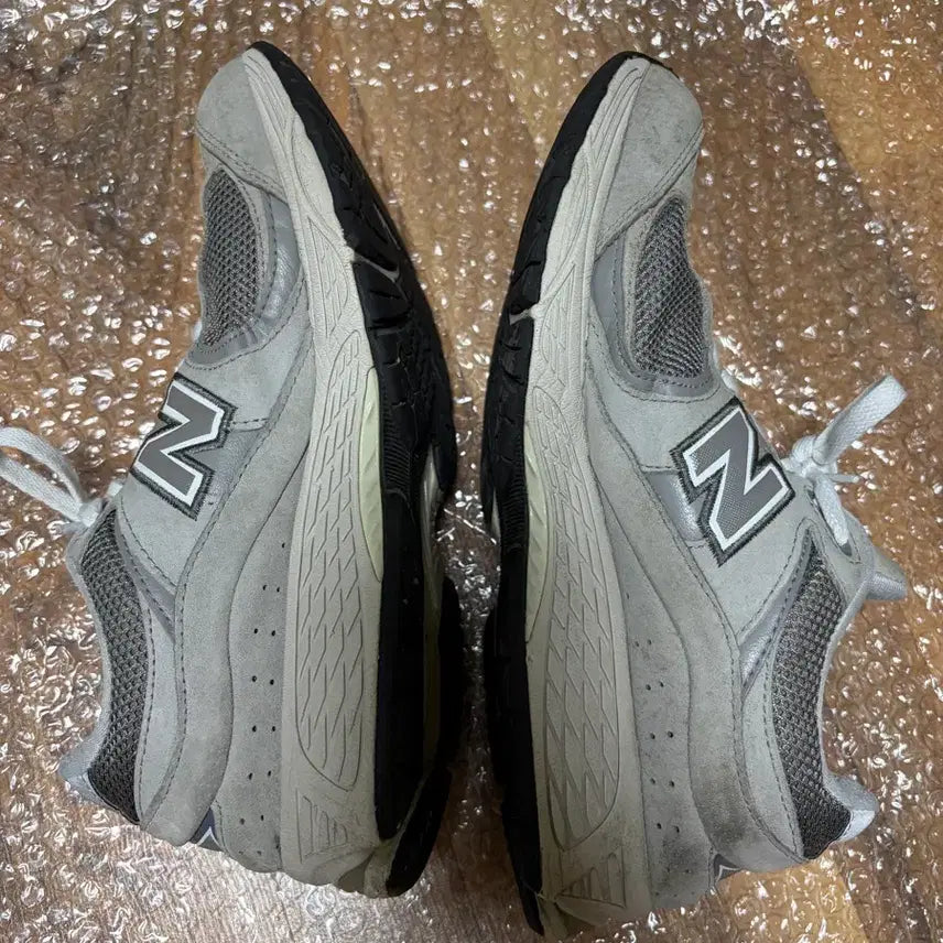 [BUNJANG] New Balance 2002r Sneakers / 뉴발란스 2002r 270