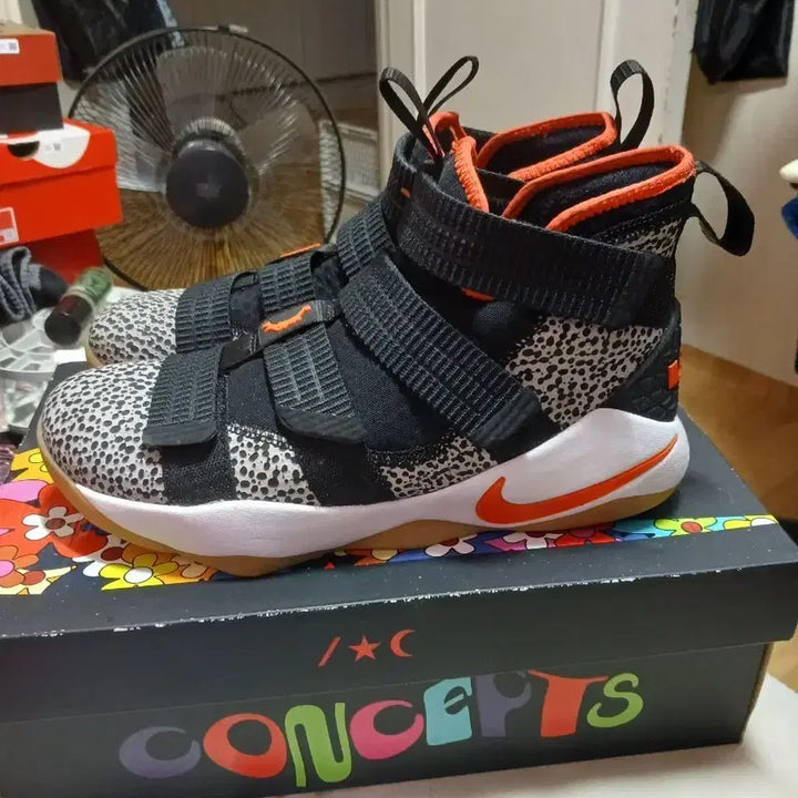 [BUNJANG] Nike LeBron Safari Running Shoes / 나이키 르브론 사파리_260size