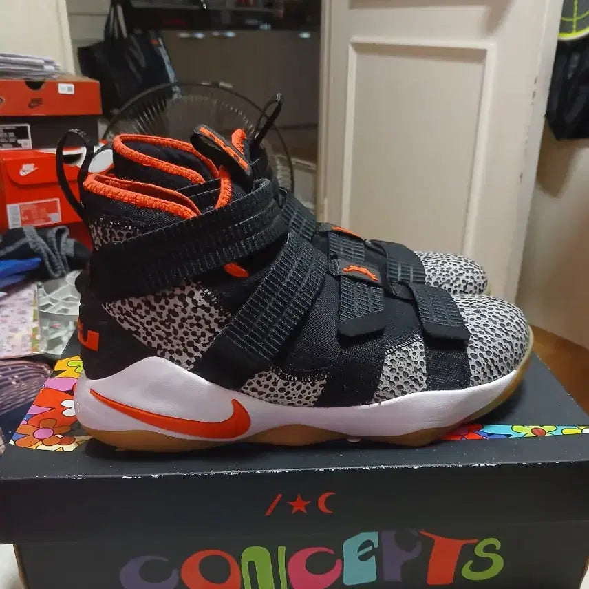 [BUNJANG] Nike LeBron Safari Running Shoes / 나이키 르브론 사파리_260size